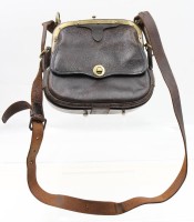 Auktion 366 / Los 13010 <br>Vintage-Ledertasche, Alters-u. Gebrauchsspuren, ohne Schl&uuml;ssel, ca. 20 x 22cm