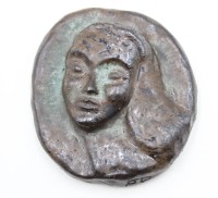 Auktion 366 / Los 15140 <br>Steinzeig-Reliefplatte, Frauenkopf, monogrammiert "AB". ca. D-11cm