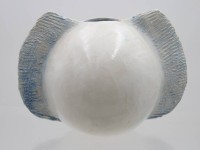 Auktion 366 / Los 15142 <br>K&uuml;nstlervase, Steinzeug, hell glasiert, monogrammiert "AB", ca. H-17cm B-23cm