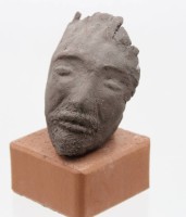 Auktion 366<br>Kunstobjekt, M&auml;nnerkopf auf Stein, braunes Steinzeug, monogrammiert "AB", ca. H-16cm B-9,5cm