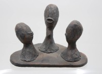 Auktion 366 / Los 15144 <br>Kunstobjekt, 3 K&ouml;pfe, braunes Steinzeug, monogrammiert "AB", ca. H-17cm B-25cm