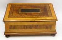 Auktion 366<br>sch&ouml;n intarsierter  grosser Biedermeier-Holzkasten, H-15 cm,  36x26 cm