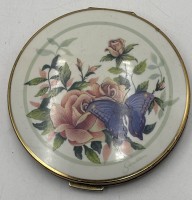 Auktion 366 / Los 15153 <br>Messing-Puderdose "Stratton" Deckel Blumendekor, D-8,5 cm