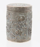 Auktion 366<br>aufwendig reliefierte Zierdose, Vietnam, wohl Kupfer versilbert, leicht berieben ca. H-9,5cm