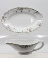 Auktion 366<br>ovale Platte und Sauciere, Bauscher Weiden, florales Dekor, Platte 31,5 x 20,5cm, Sauciere H-9cm B-25cm