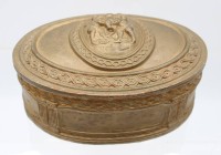 Auktion 366<br>ovale Zierdose, goldfarben, wohl Italien, Deckel mit Putidarstellung, ca. H-10cm B-21cm T-15cm