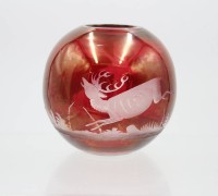 Auktion 366<br>Kugelvase, rot &uuml;berfangen, Barockschliff, ca. H-10cm