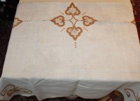 Auktion 366<br>alte bestickte Tischdecke, Leinen, ca. 110 x 140cm
