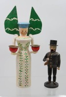 Auktion 366<br>2 Teile Erzgebirge, gr. Engel und antiker R&auml;uchermann dieser wohl Werkstatt F&uuml;chtner Seiffen, um 1930, ca. H-30cm und H-18cm, je mit Altersspuren, Engel mit Klebestelle