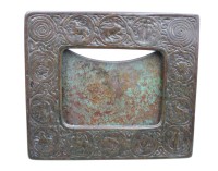 Auktion 366<br>Bilderrahmen im Zodiac-Muster von Tiffany Studios, Bronze, um 1920, RG 18 x 21cm, MG 10 x 13cm