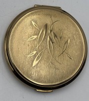 Auktion 366 / Los 15158 <br>Messing Puderdose "Stratton" England, D-8 cm