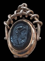 Auktion 366<br>massiver vergoldeter Fotoanh&auml;nger mit  Onyxplatten, Deckel mit Krieger-Kopf beschnitzt, H-ca. 3,3 cm, 12,5 gr