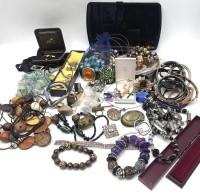 Auktion 366<br>Karton voller Modeschmuck, event. einige Silberkettchen dabei