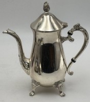 Auktion 366<br>plated Kaffeekanne auf drei F&uuml;sschen, 975 gr., H-26  cm