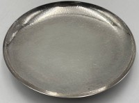 Auktion 366<br>Plated Schale "Floreat" Hammerschlagdekor, 3 Kugelf&uuml;sschen, sehr guter Zustand, 397 gr., D-23 cm