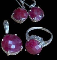 Auktion 366<br>Silber-Set-925-, Ring (RG 57), Anh&auml;nger (H-3 cm), Paar Ohrh&auml;nger (L-3 cm) , facettierte Rubine, zus. 15,3 gr.,