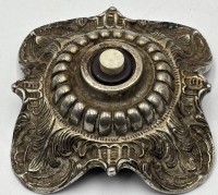 Auktion 366 / Los 16035 <br>Messing Tischklingel, 11x11 cm