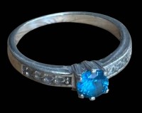 Auktion 366<br>Silberring-925-, blauer Centerstein, beidseitig klare Steine, RG 54, 2,5 gr.