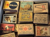 Auktion 366<br>kl. Karton voller Z&uuml;ndholzschachteln aus aller Welt, 30-50-er Jahren. ca. 50 bis 60 St&uuml;ck