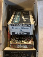 Auktion 366<br>kl. Karton voller Stahlfedern f&uuml;r Federkiele etc., Soennecken und andere (Eine Schachtel enth&auml;lt "1 Gros", was zw&ouml;lf Dutzend, also 144 St&uuml;ck, entspricht.) Vollst&auml;ndigkeit nicht gepr&uuml;ft