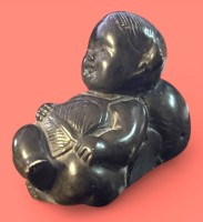 Auktion 366<br>Vintage Coco Joe's Tiki Figur - Laki the Lucky Menehune - Made with  black Lava-stone, Hawai, mit F&auml;cher