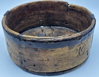 Auktion 366<br>Korn-Himpten (Getreidemass), Holz/Eisen, div. Eichmarken,&auml;lteste wohl 1812, H-1 cm, D-27 cm