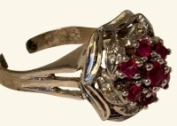 Auktion 366<br>Silberring mit  offener Schiene, rote und klare Steine, 6,1 gr