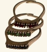 Auktion 366<br>3 Vorsteckringe, Silber-835-, Rubine, Safire, Smaragde (ein Rubin fehlt), offene Ringschienen, zusammen 7,6 gr