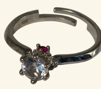 Auktion 366<br>offener Silberring-925-, mit gr. klaren Centerstein, beidseitig kl. rote Steine, 2,7 gr