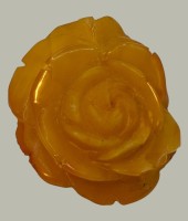 Auktion 366<br>Anh&auml;nger, aus Bernstein geschnitzte Rosenbl&uuml;te, 7 gr., 3,5x3 cm
