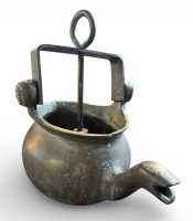 Auktion 366 / Los 15171 <br>LAVABO, Bronze, mit Doppelauslauf, Ring zum Aufh&auml;ngen.,L- ca. 28 cm, D-ca. 15 cm, 2,2 kg, seitl. Frauenk&ouml;pfe, wohl 17.Jhd.