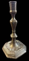 Auktion 366 / Los 15172 <br>barocker Kerzenst&auml;nder, Bronze, mit Gravuren, H-21 cm