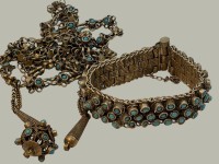 Auktion 366<br>massives versilbertes Armband und lange Kette, blaue Steine, Afghanistan?, zusammen 198,3 gramm, Armband B-2 cm, Kette L-ca. 102 cm, bei beiden fehlt je ein Steinchen