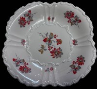 Auktion 367 / Los 8006 <br>gr. Art Deco Schale "Vohenstrauss", Relief- und Blumendekor, H-5,5 cm, 30x30 cm