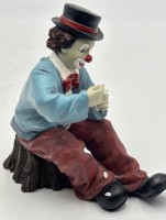 Auktion 367<br>sitzender Clown "Sie liebt mich, sie liebt mich nicht.." von Gilde, H-18 cm