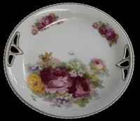 Auktion 367 / Los 8011 <br>Jugendstil-Kuchenteller mit Rosendekor "K&ouml;nigszelt" Silesia, D-25 cm