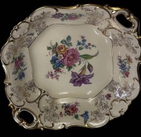Auktion 367 / Los 8012 <br>ovale Prunkschale, Elfenbein-Porzellan, florales Dekor mit Goldstaffage, guter Zustand, 31x28 cm, H-9 cm