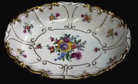 Auktion 367 / Los 8017 <br>Prunkschale "Graf von Henneberg" Ilmenau, Blumen und Goldstaffage, H-5,5 cm, 29x22 cm