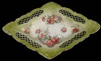 Auktion 367<br>Rhombusf&ouml;rmige Durchbruchschale mit Durchbruchrand, handgemalte Rosen, um 1890, 31x23 cm, nur Maler-Zeichen,