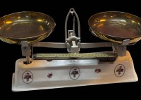 Auktion 367<br>kl. Marktwaage, Keramik mit Blumenkorbmotiv von Max Roesler, Messingschalen, guter Zustand, B-ca. 49 cm