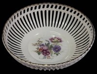 Auktion 367 / Los 9005 <br>runde Durchbruchschale "Max Roesler" Pressmarke um 1900, Blumenbouquet, H-7,5 cm, D-24 cm, 1a Zustand