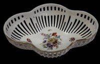 Auktion 367<br>ovale geschweifte Durchbruchschale. Pressmarke "Max Roesler" um 1900, Blumenbouquet  und Reliefgirlanden, H-8 cm, 27x20 cm, Goldrand  tw. berieben,