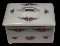 Auktion 367<br>grosse Deckeldose "Max Roesler", Rosengirlanden, Fabrikmarke, Gold leicht berieben, H-13 cm, ca. 18x13 cm