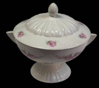 Auktion 367 / Los 9008 <br>Bonbonniere auf Stand "Max Roesler", Rosendekor, Stempelmarke, H-17 cm, B-20 cm, guter Zustand