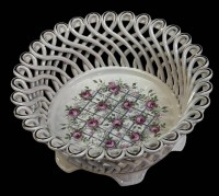 Auktion 367 / Los 9009 <br>gr. Durchbruchschale "Max Roesler" mit Rosenspalier, vier F&uuml;sschen, H-9 cm, D-22 cm, gut erhalten