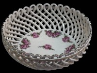 Auktion 367 / Los 9011 <br>runde Durchbruchschale "Max Roesler" Rosendekor, H-8,5 cm, D-21 cm