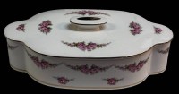 Auktion 367 / Los 9013 <br>geschweifte Bonbonniere bzw. Deckeldose "Max Roesler", Rosendekor, H-8,5 cm, 25x15 cm