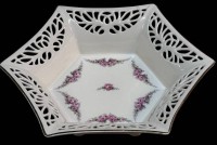 Auktion 367<br>gr. sechseckige Durchbruchschale "Max Roesler" Rosendekor, Rand mit Klebestelle, H-8 cm, D-30 cm