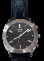 Auktion 367<br>ICE ICEBERG Herrenuhr mit poliertem Metallgeh&auml;use, schwarzem Zifferblatt mit applizierten Indizes und Stabzeigern. Schwarzes Lederarmband, neuwertig, orig. Folie auf R&uuml;ckwand