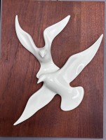 Auktion 367 / Los 8029 <br>Vintage Wandrelief von Peter M&uuml;ller f&uuml;r Sgrafo Modern aus wei&szlig;em Porzellan auf Teakplatte, 60er J., Etikett, Holz  26x19 cm